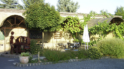 Ein sch�ner Zwischenstop auf der Fahrt aus K�ln in die Eifel ist das kleine Landcafe zu F�ssen von Schloss Kerpen bei Niederehe.